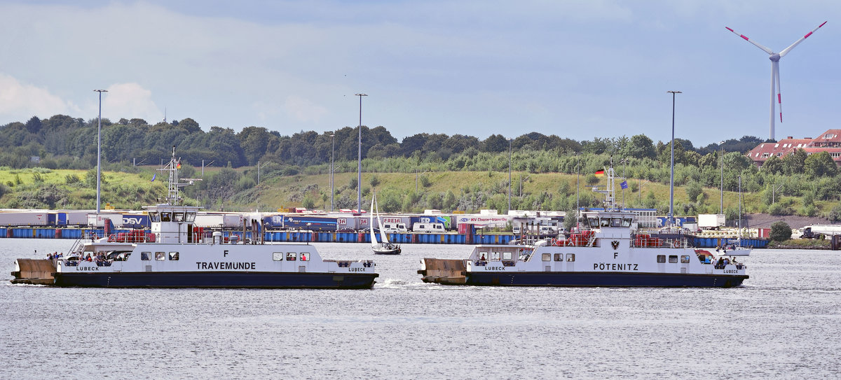 Fähren TRAVEMÜNDE und PÖTENITZ verkehren zwischen Lübeck-Travemünde und der Halbinsel Priwall. Aufnahme vom 13.08.2017
