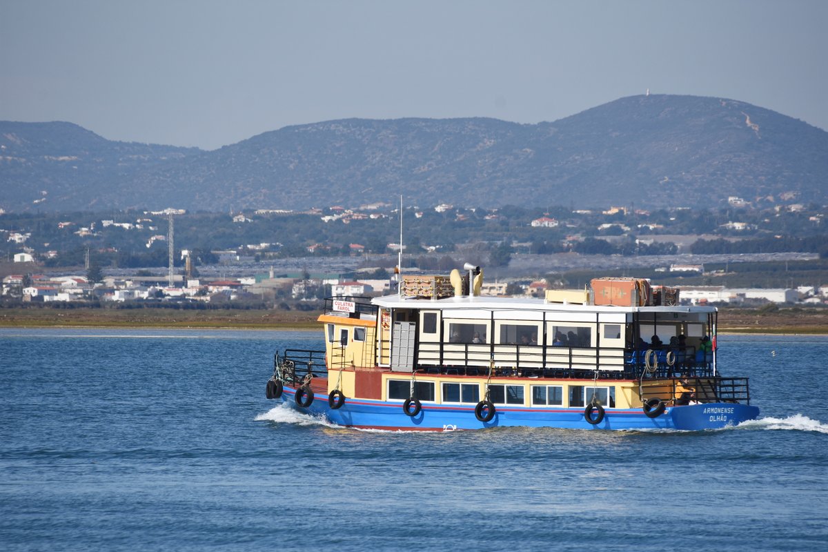 Fährschiff ARMONENSE auf dem Weg nach Culatra und Farol / gesehen in Olhão (Distrikt Faro/Portugal), 06.02.2019