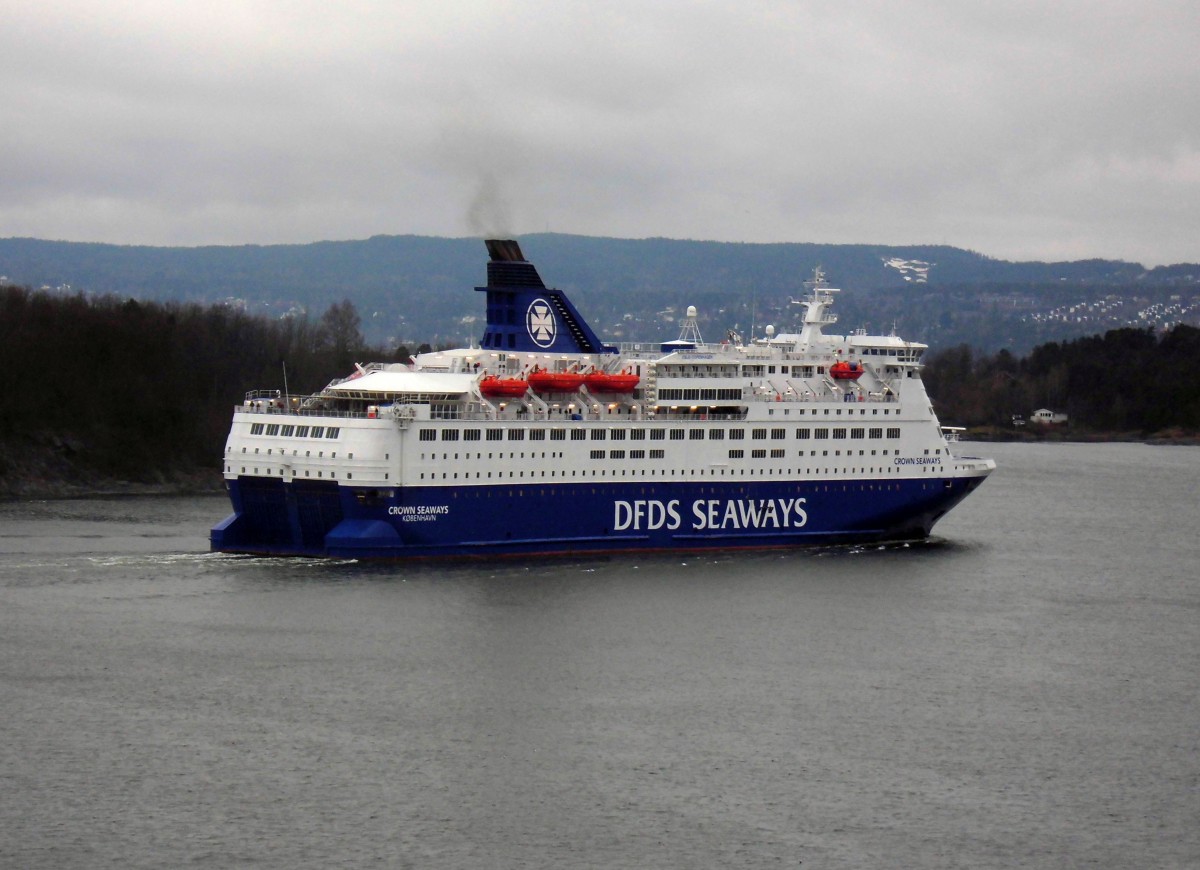 Fährschiff  Crown Seaways  der Reederei DFDS am 10.04.14 auslaufend Oslo.