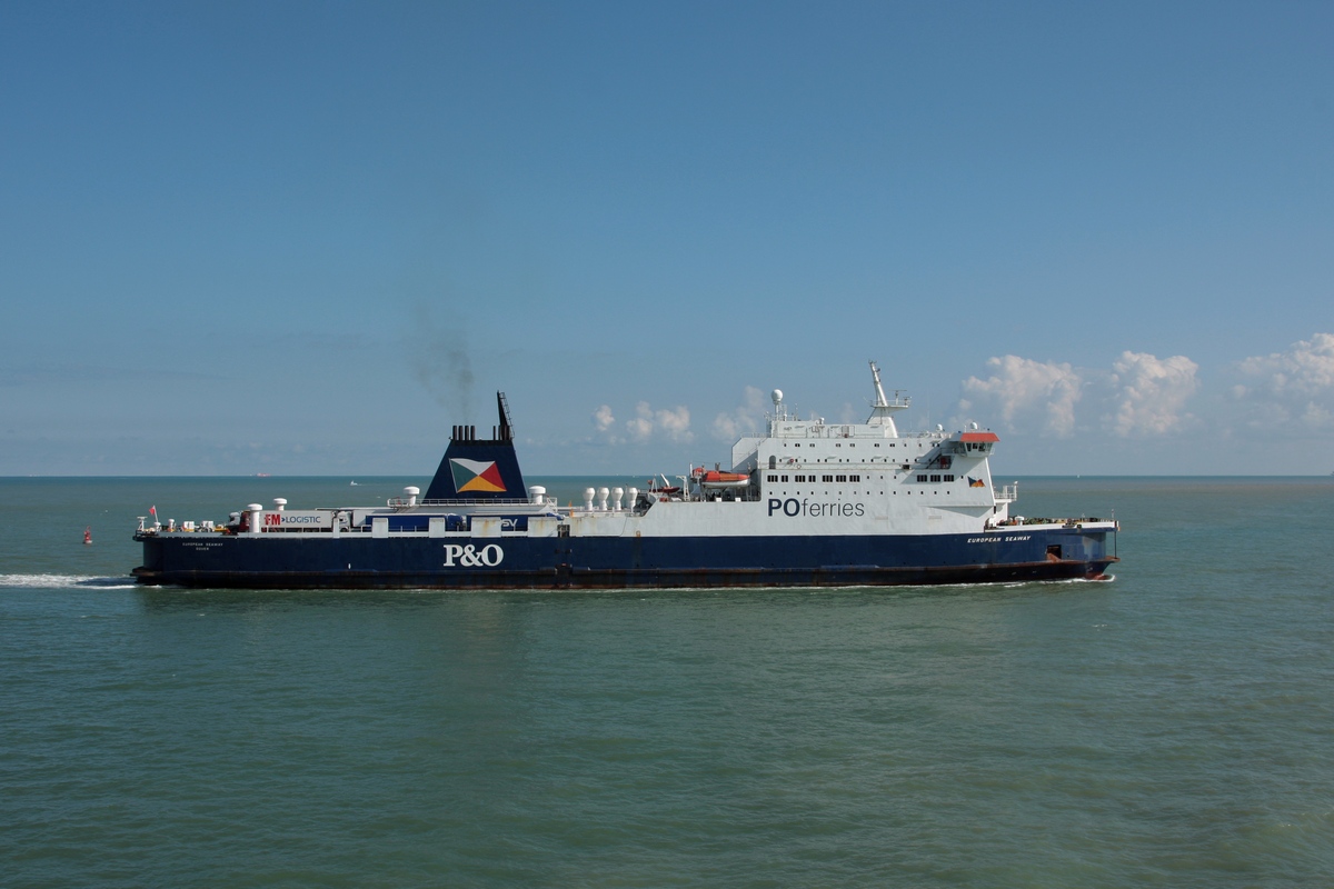 Fährschiff  EUROPEAN SEAWAY , IMO 9007283, Indienststellung 07.10.1991, der P&O am 02.09.2015 vor Calais