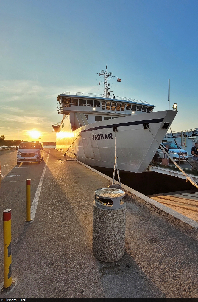 Fährschiff  Jadran  (Baujahr 2010) hat am Abend im Hafen Supetar auf der Insel Brač (HR) angelegt.

🧰 Jadrolinija d.d.
⛴️ Fähre Split (HR)–Supetar (HR)
🕓 5.9.2022 | 18:56 Uhr