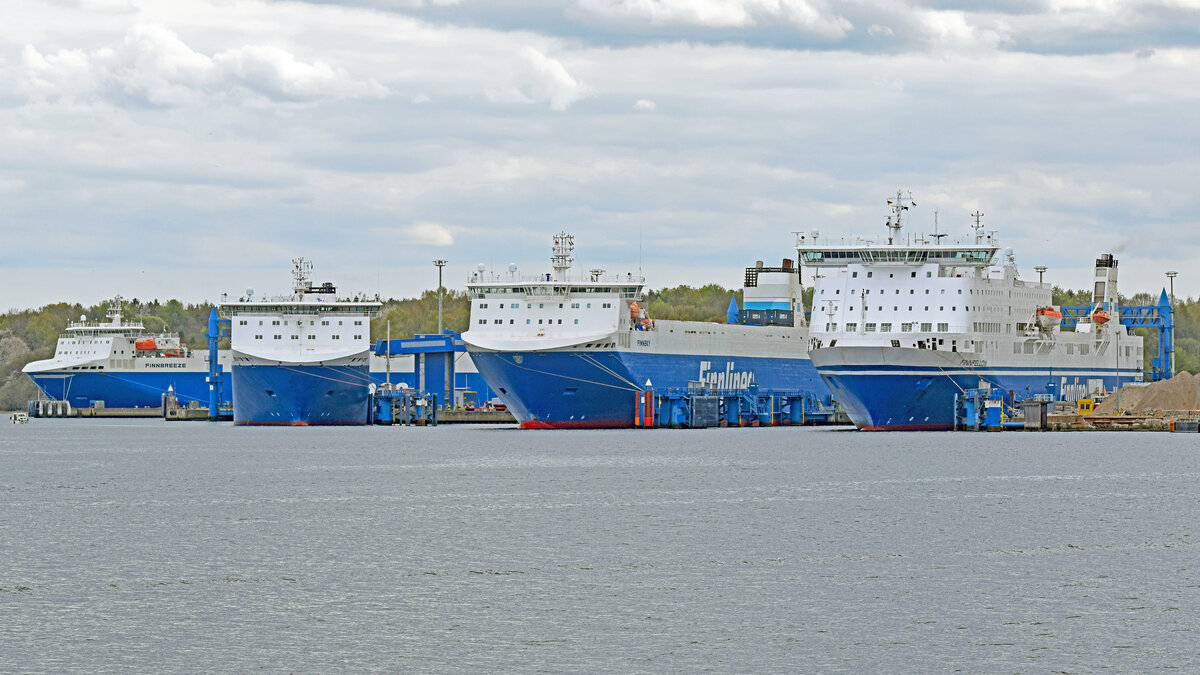 Fährschiffe von den Finnlines am 01.05.2022 am Skandinavienkai in Lübeck-Travemünde (FINNFELLOW, FINNSKY, FINNPULP, FINNBREEZE)
