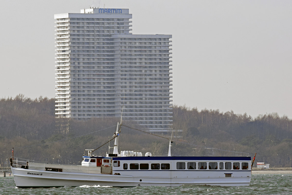 Fahrgastschiff HANSEAT II am 30.3.2018 in der Ostsee vor Niendorf. Im Hintergrund das Hotel MARITIM in Timmendorfer Strand.