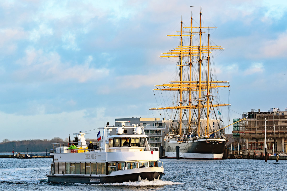 Fahrgastschiff HERMES am 30.12.2018 im Hafen von Lübeck-Travemünde. Im Hintergrund ist die Viermastbark PASSAT zu sehen.