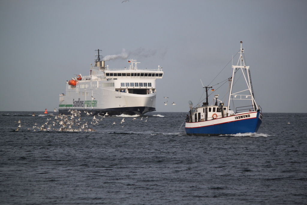 Fahrgastschiff Jasmund und Scandlines Fähre Copenhagen im Seekanal vor Warnemünde.22.12.2017