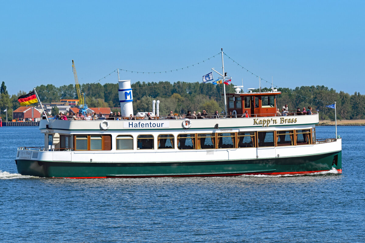 Fahrgastschiff KÄPP´N BRASS am 05.06.2022 im Hafen von Rostock