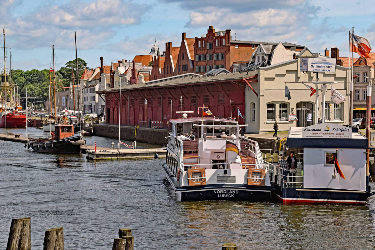 Fahrgastschiff NORDLAND, bei der Lübecker Drehbrücke liegend, hat neue Gäste aufgenommen und wird in Kürze nach Lübeck-Travemünde fahren. Aufnahme vom 17.06.2017