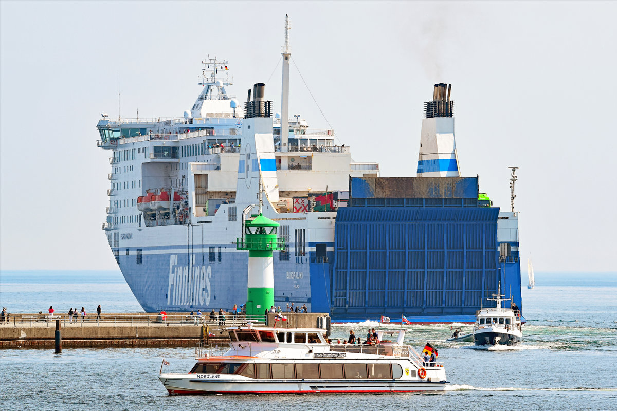 Fahrgastschiff NORDLAND unweit der Nordermole in Lübeck-Travemünde. Im Hintergrund die Finnlines-Fähre EUROPALINK. Aufnahme vom 10.5.2018