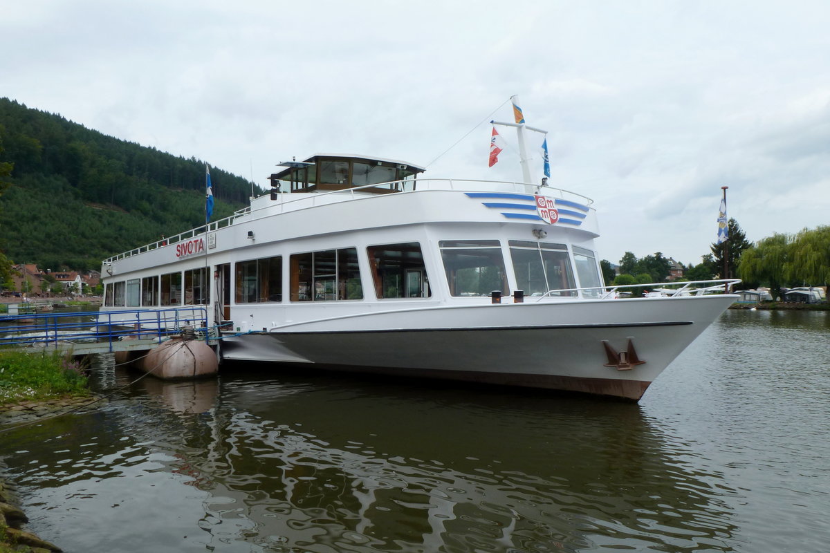 Fahrgastschiff 'SIVOTA' von der Reederei Henneberger am Mainufer in Miltenberg. Aufnahmedatum: 12.08.2017