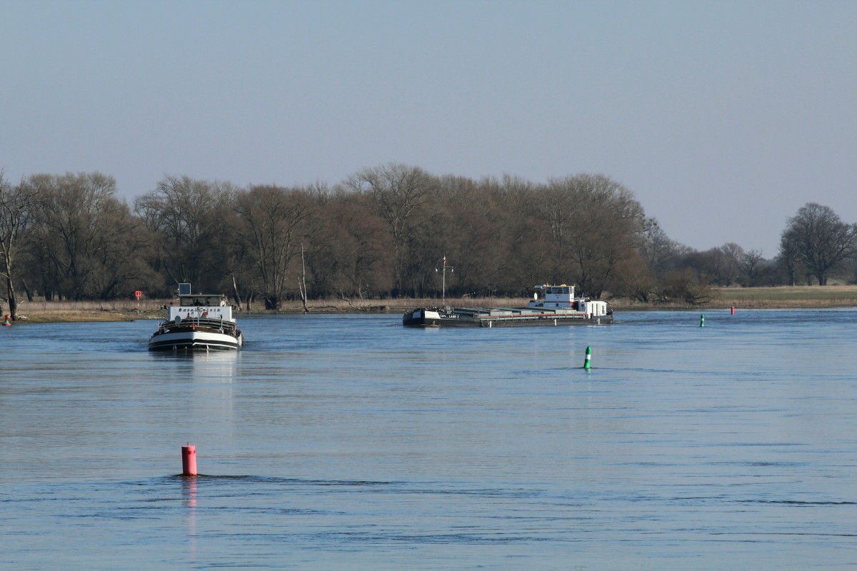 Fahrwassertonnen geben der Berufsschifffahrt den Weg auf Flüssen, Seen und Känälen vor. Hier zu sehen auf der Elbe bei Gnevsdorf zw. den Elbe-km 438+439. Die beiden GMS (Havelstern/04013290 und Labe 3/09551066) fahren zu Tal und Passieren die Mündung der Havel / Gnevsdorfer Vorfluter in die Elbe.   