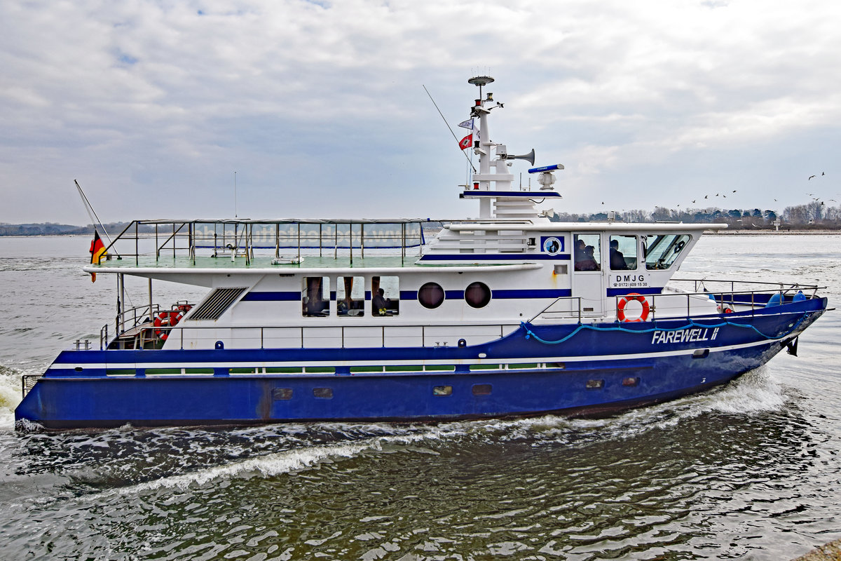 FAREWELL II am 25.03.2018 in Lübeck-Travemünde einlaufend. Das Schiff wird vor allem für Seebestattungen eingesetzt.