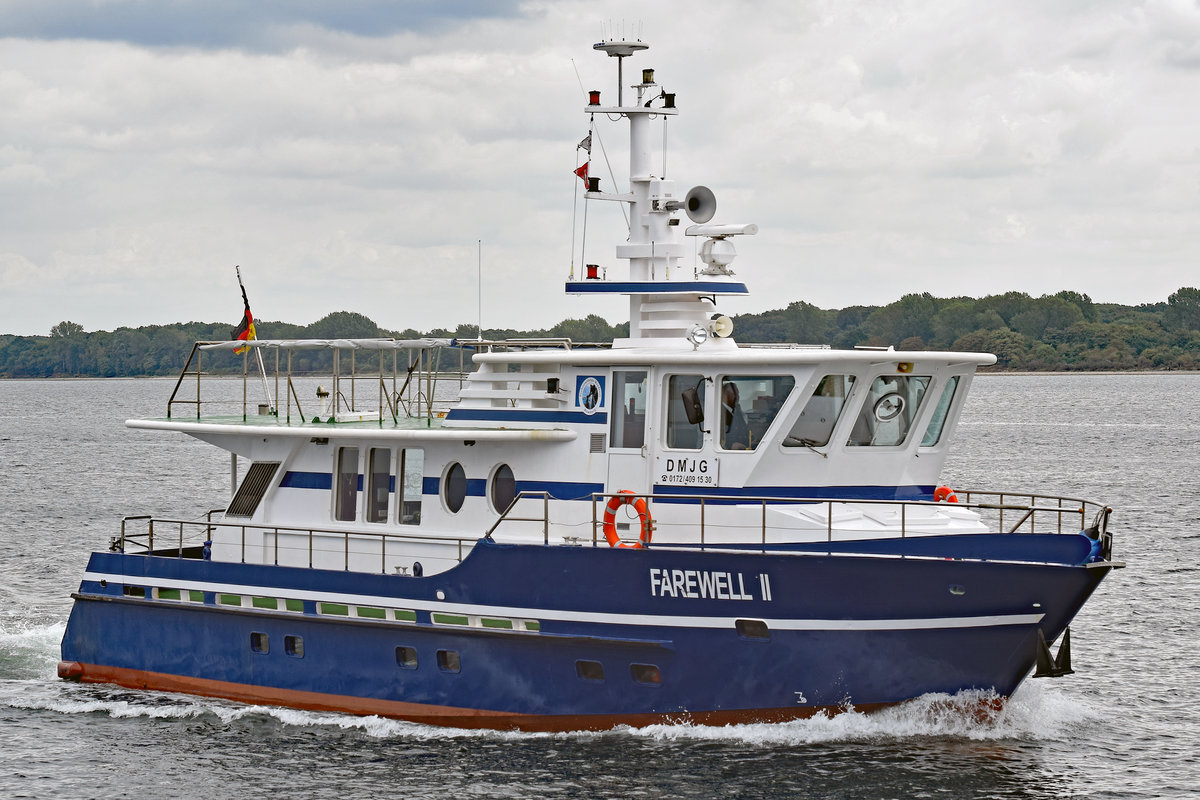 FAREWELL II vor Lübeck-Travemünde. Das Schiff wird hauptsächlich für Seebestattungen eingesetzt. Aufnahme vom 28.08.2018