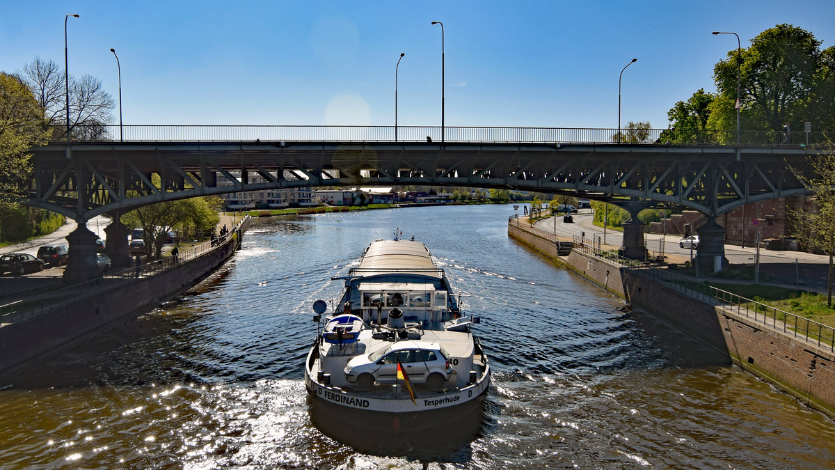 FERDINAND (Europa-Nr.: 04001730, MMSI-Nr.: 21150414) hat am 24.04.2020 die Hubbrücke passiert in Richtung Klughafen Lübeck