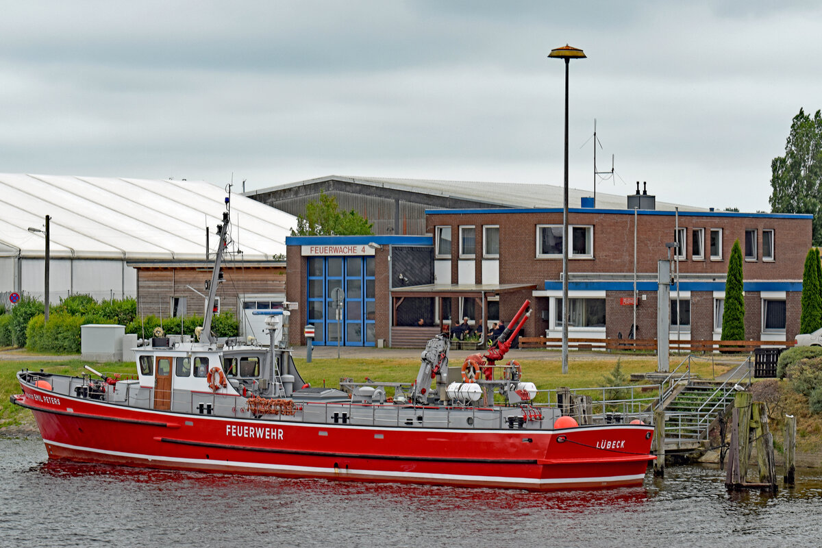 Feuerlöschboot SENATOR EMIL PETERS am 21.6.2021 bei der Feuerwache 4 der Berufsfeuerwehr Lübeck