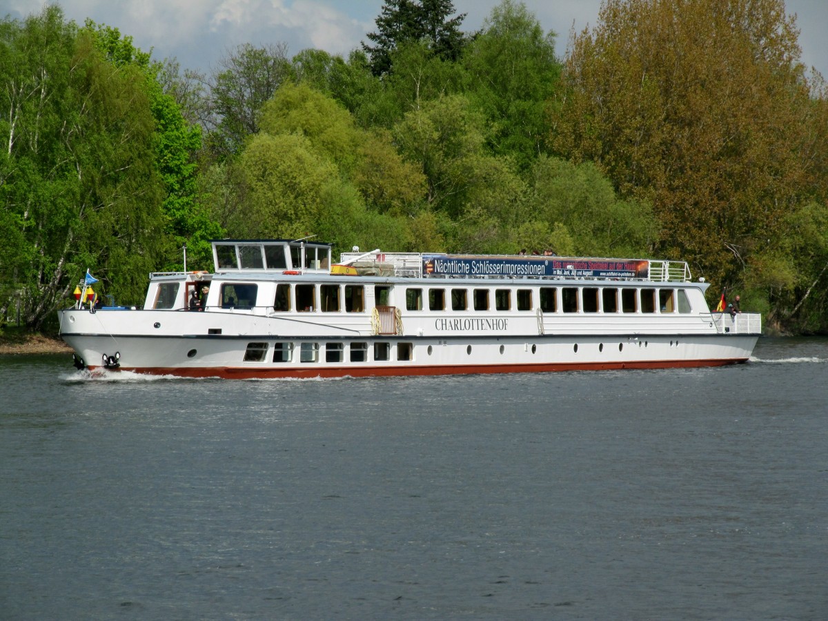 FGS Charlottenhof der Weissen Flotte Potsdam am 15.04.2014 auf der Havel bei Sacrow zu Tal.