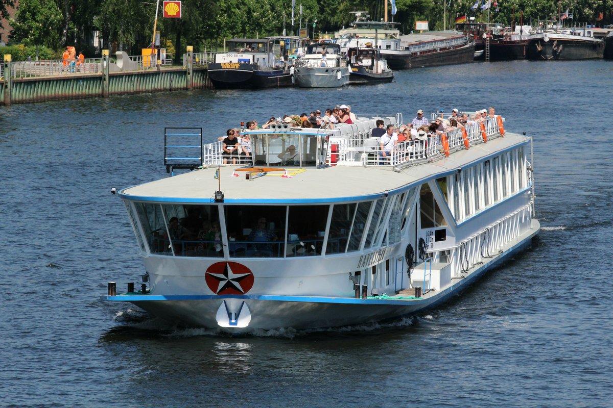 FGS Havelstern (05600450 , 62,48 x 8,23m) der Stern & Kreisschifffahrt am 19.05.2017 auf der Havel in Berlin-Spandau zu Tal.