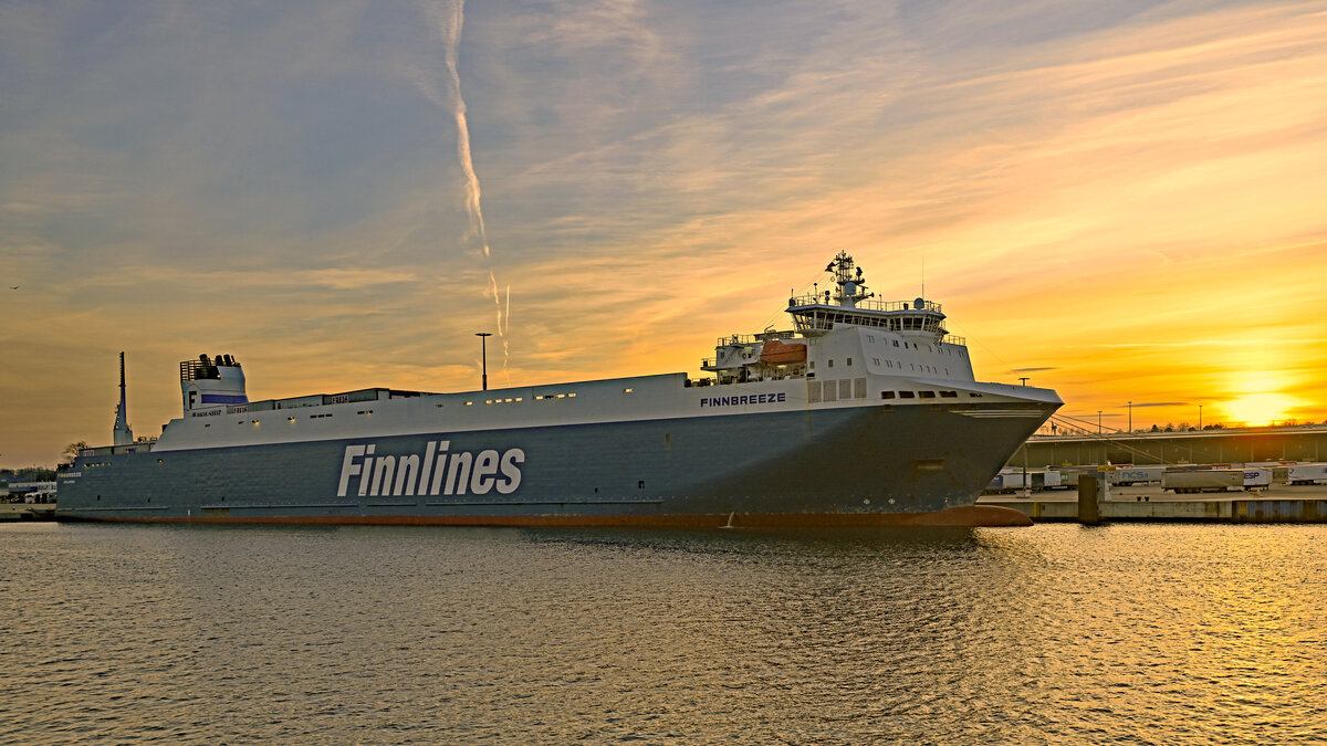 FINNBREEZE (IMO 9468889, Finnlines) am 29.02.2024 beim Skandinavienkai in Lübeck-Travemünde