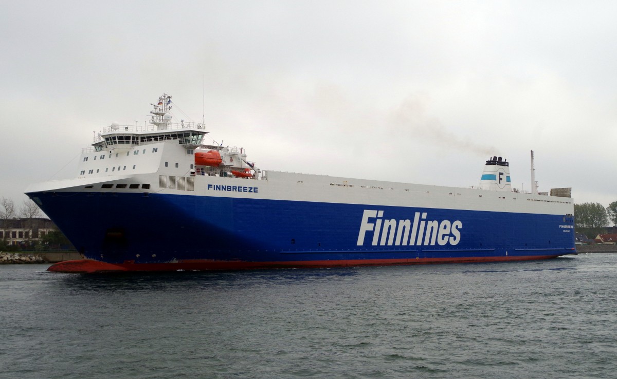 Finnlines Fähre  Finnbreeze  auslaufend Rostock am 18.10.14.