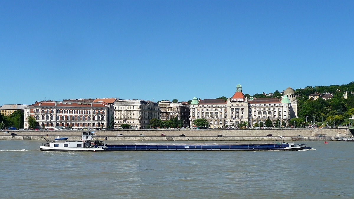 Frachtschiff auf der Donau in Budapest, 18.6.2016