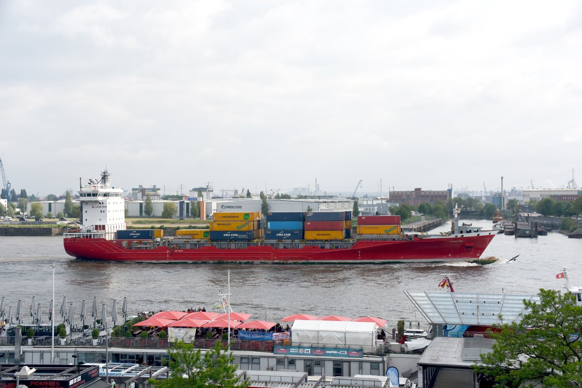 Frachtschiff CHRISTINA unter portugiesischer Flagge vor den Landungsbrücken im Hafen von Hamburg/Deutschland (24.05.2023)