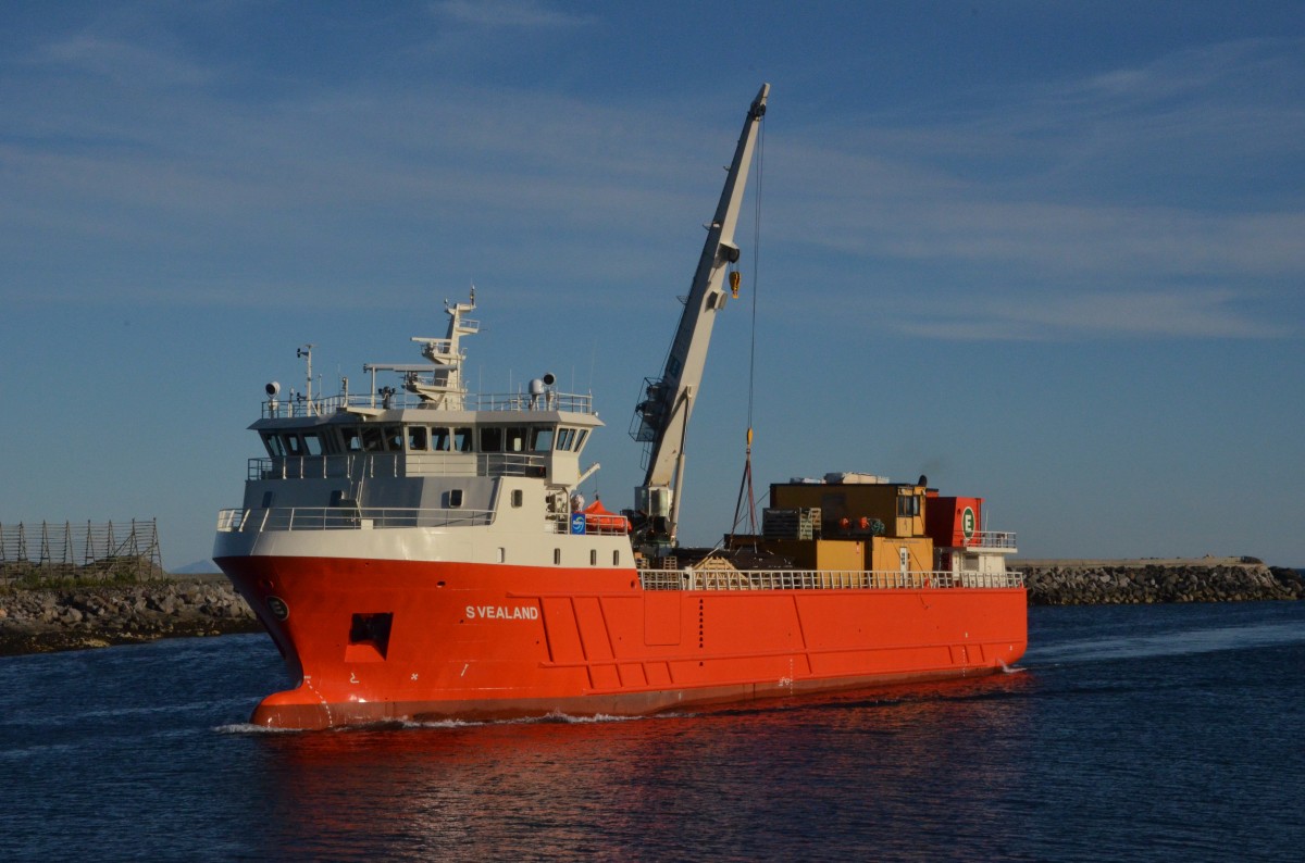 Frachtschiff  SVEALAND  Heimathafen Namsos IMO: 9390276  im Hafen von Svolvaer am 30.06.2014 beobachtet. Baujahr: 2008,  Länge: 62m,  Breite: 14m.