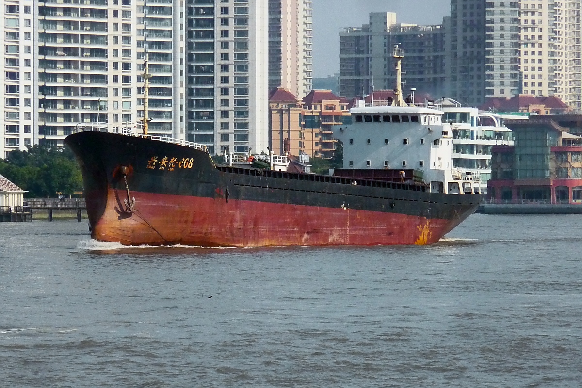 Frachtschiff  Xing An Lun 668  auf dem Huangpu Jiang in Shanghai, 3.10.2015