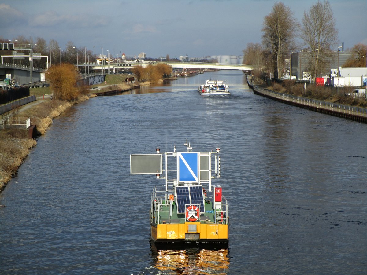 Freie Fahrt ab dem Wahrschaufloss WF01 (9,20 x 4,08m) am 26.03.2018 auf dem Westhafenkanal in Berlin-Charlottenburg zu Berg.