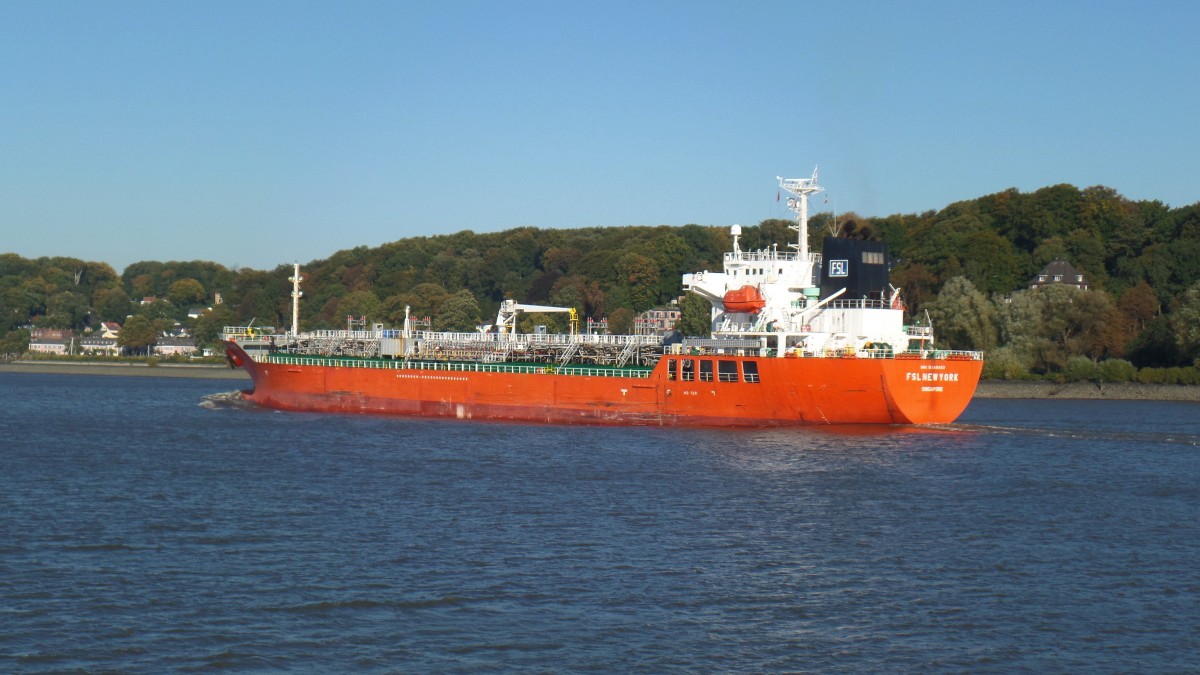 FSL NEW YORK  (IMO 9340453) am 11.10.2015, Hamburg auslaufend, Elbe Höhe Övelgönne /
Ex-Name:  PERTIWI (2006-2012) /
Chemikalien- und Produktentanker / BRZ 11.587 / Lüa 145,53 m, B 23,7 m, Tg 13,3 m / 1 Diesel, 6150 kW (8364 PS), 16,6 kn /  gebaut 2006 bei Usuki Shipyard Co. Ltd., Japan / Flagge + Heimathafen: Singapur /
