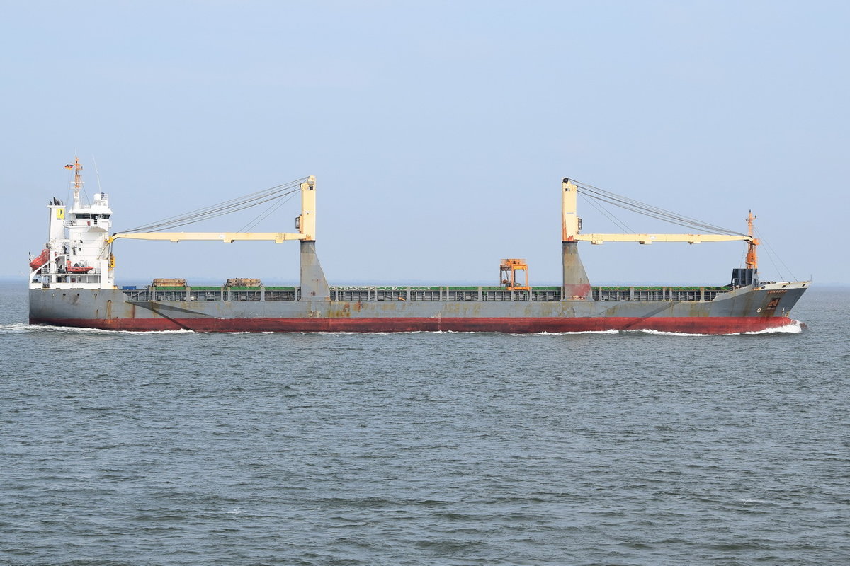 FWN PAPIDE , General Cargo , IMO  9320520 , Baujahr 2005 , 146m × 18.25m , 679 TEU ,
am 06.09.2018 bei der Alten Liebe Cuxhaven  