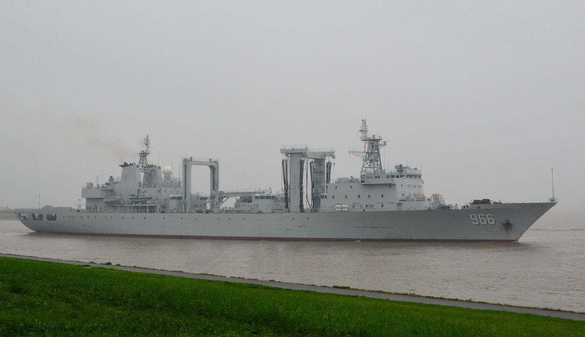 GAOYOUHU  AOR 966 Chinesische Marine Flottenversorger hat die Schleuse in Brunsbttel Richtung Elbe am 30.09.17 verlassen. Huangpu Werft, Januar 2016 in Dienst, Lnge: 178.5m, / Breite: 24.8m, Tiefgang: 8.7m