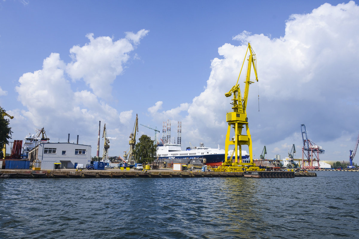 Gdánsk - Kräne an der Werft Danzig - Nachfolger der bis 1990  bestehenden Leinwerft. Die Danziger Schiffswerft ist eine der größten Werften Polens. Sie liegt westlich des Weichsel-Mündungsarms Martwa Wisła auf der Insel Ostrów (Holm). Aufnahme: 13. August 2019.