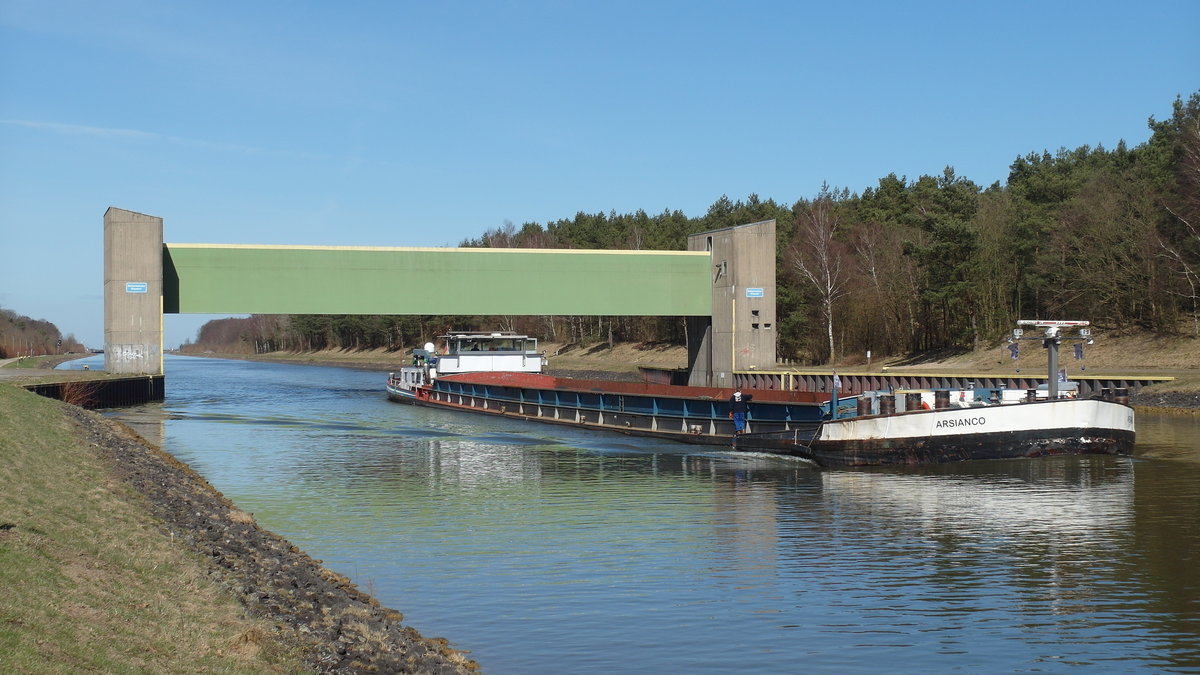 GMS ARSIANCO, Duisburg (ex Harpen 93) ENI 04802870 auf dem  Heide-Suez  (Elbe-Seitenkanal) am Sicherheitstor Erbstorf mit Kurs Uelzen ; 06.04.2018
