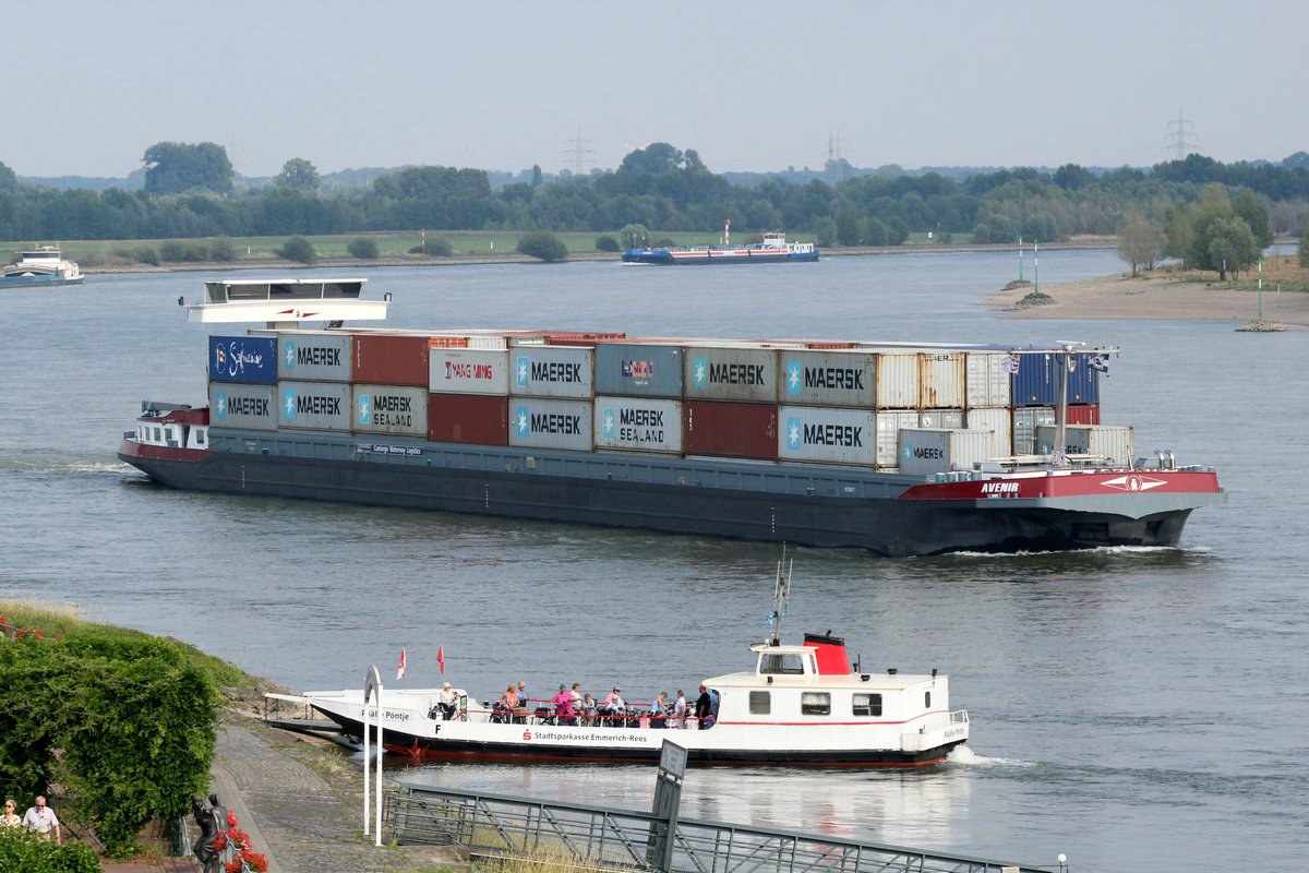 GMS Avenir (02328677 , 135 x 14,20m) am 05.07.2017 auf dem Rhein bei Rees zu Tal. Davor am Ufer die Personen/Fahrradfähre Rääße Pöntje. 