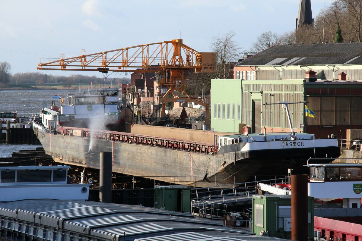 GMS Castor (04605000 , 85 x 9,50m) am 14.01.2019 bei der Hitzler-Werft in Lauenburg/Elbe auf Helling. Es wurde fleissig gereinigt.