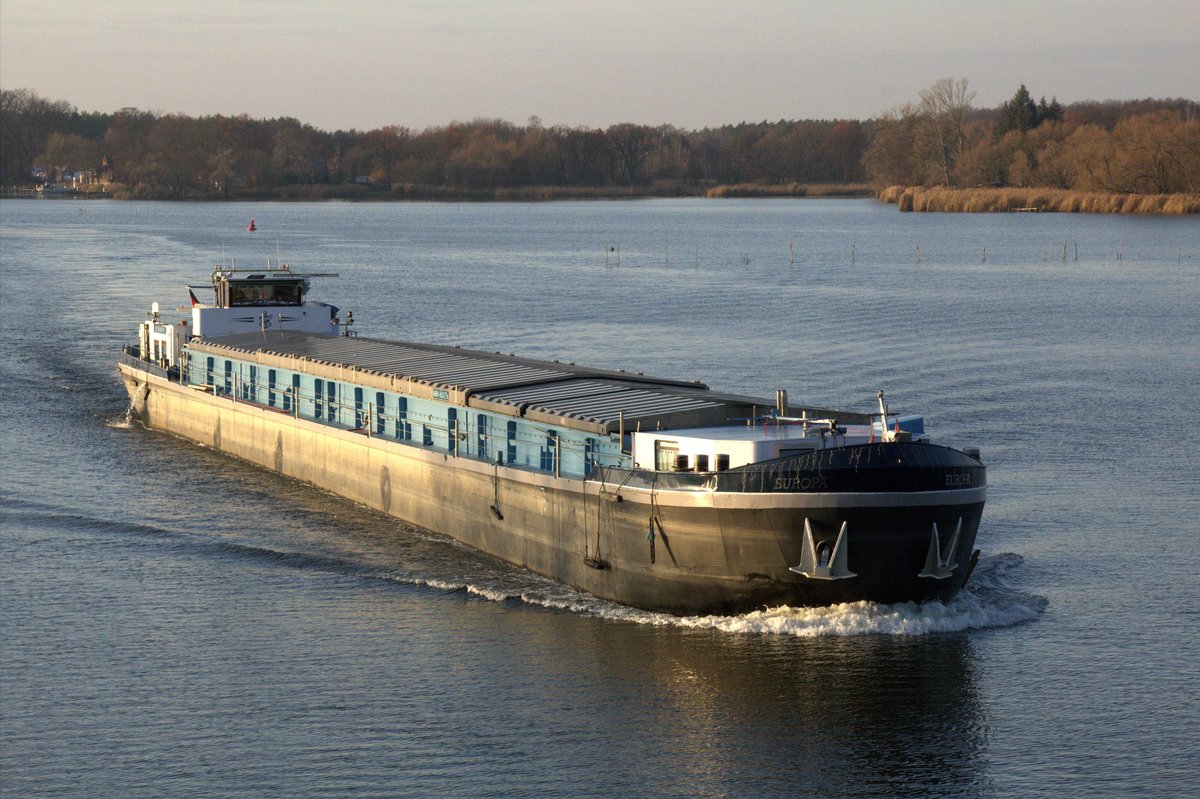 GMS Europa (04400500 , 85 x 8,20m) am 04.12.2019 im Wendsee / Elbe-Havel-Kanal bei Kirchmöser-West mit Fahrtrichtung Plauer See in Fahrt.  
