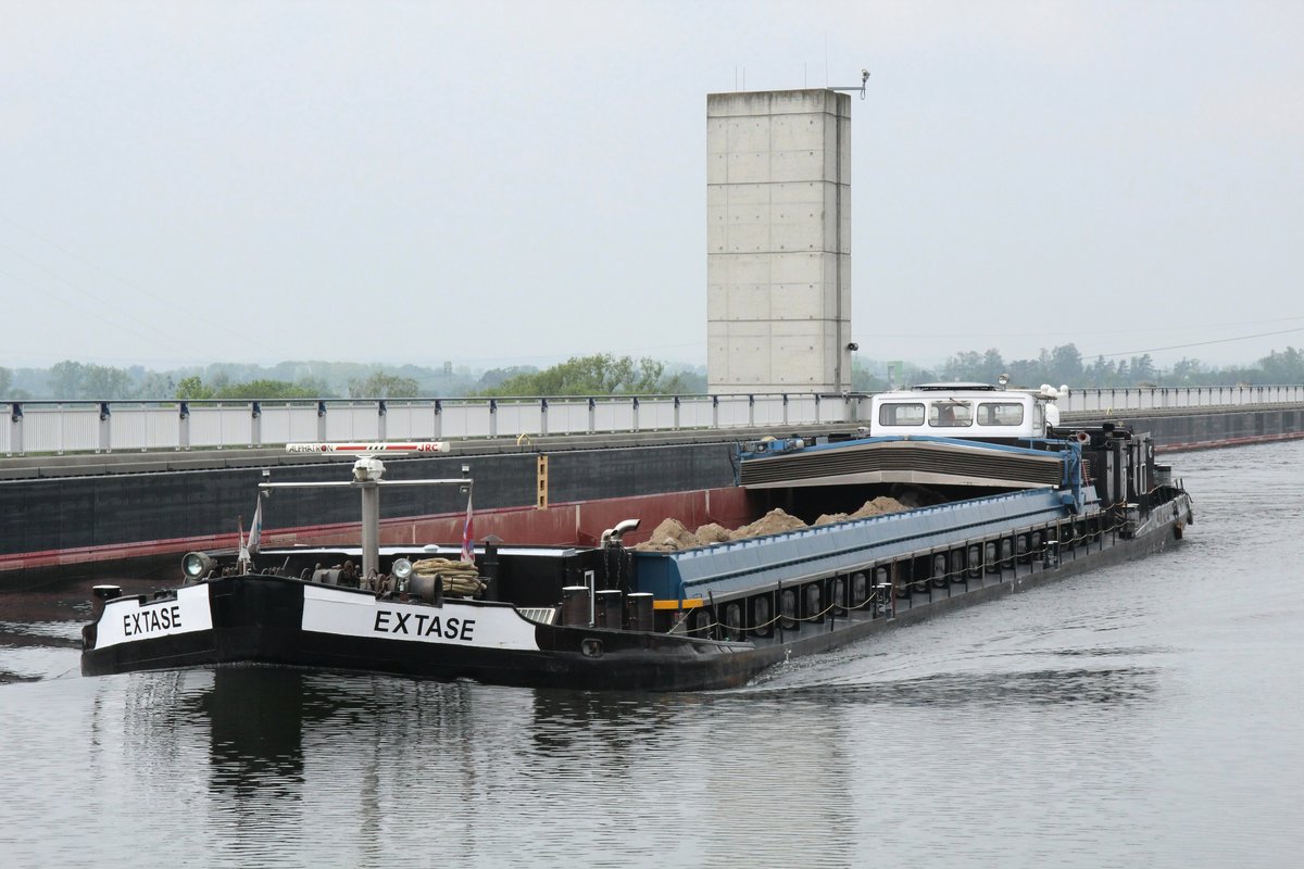 GMS Extase (04031050 , 67 x 8,2m) am 21.05.2019 im Mittellandkanal / auf der Trogbrücke bei Hohenwarthe auf Bergfahrt.