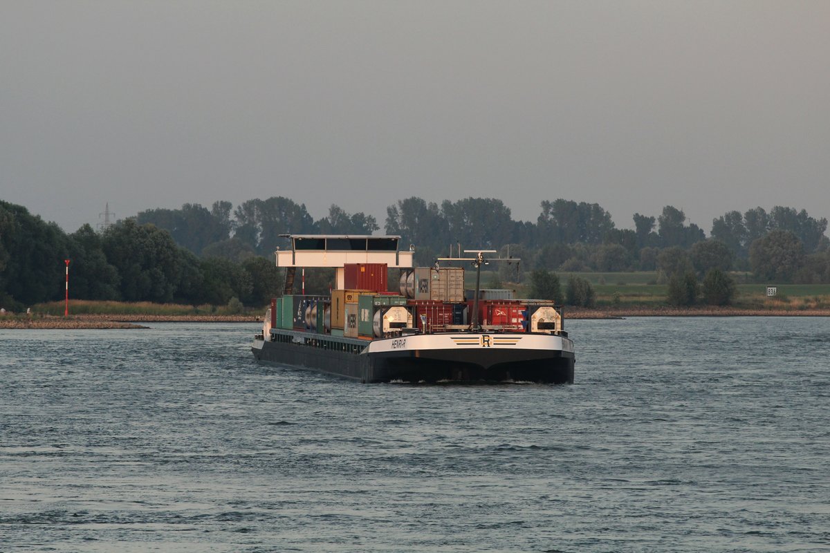 GMS Henri R (02325388 , 135 x 14,20m) am 07.07.2017 auf dem Rhein vor Rees zu Tal.