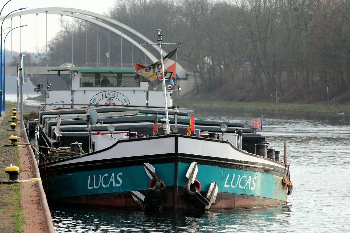 GMS Lucas (04007500 , 67 x 8,20m) lag am 03.12.2017 an der Liegestelle Nedlitz.