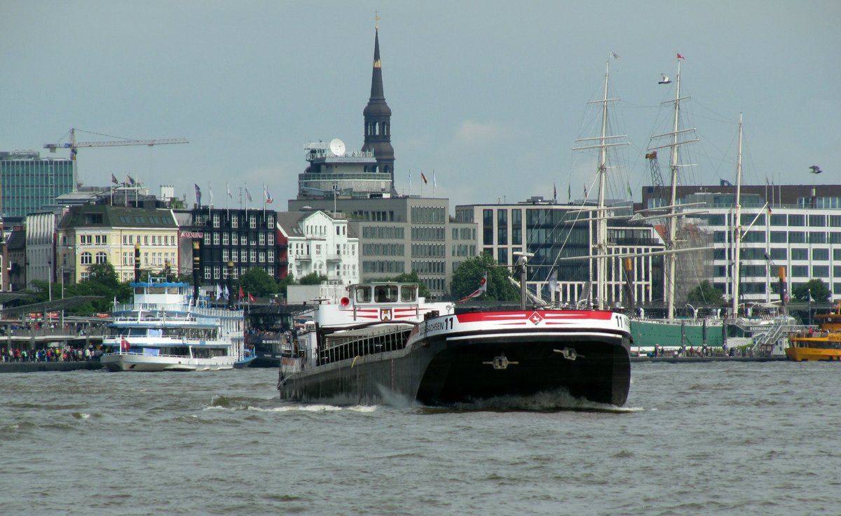 GMS Niedersachsen 11 (04002190 , 85 x 9m) am 17.06.2016 auf der Norderelbe im Hafen Hamburg Höhe Dock 10 auf Talfahrt. Das GMS hatte es gerade noch geschafft am Dock Elbe 17 vorbeizukommen bevor die Wasserstrasse für das Ausdocken der QM2 gesperrt wurde.