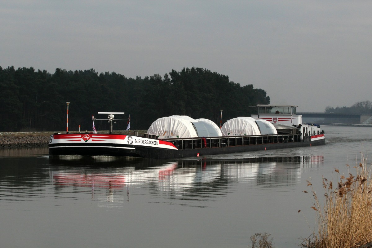 GMS Niedersachsen 8 (04002200 , 85 x 9m) am 18.02.2016 im MLK bei Hohenwarthe mit Fahrtrichtung Niedersachsen. Das GMS transportiert 2 der größten Siemens-Gasturbinen zum Hafen Rotterdam , von dort geht's weiter nach Ägypten. 