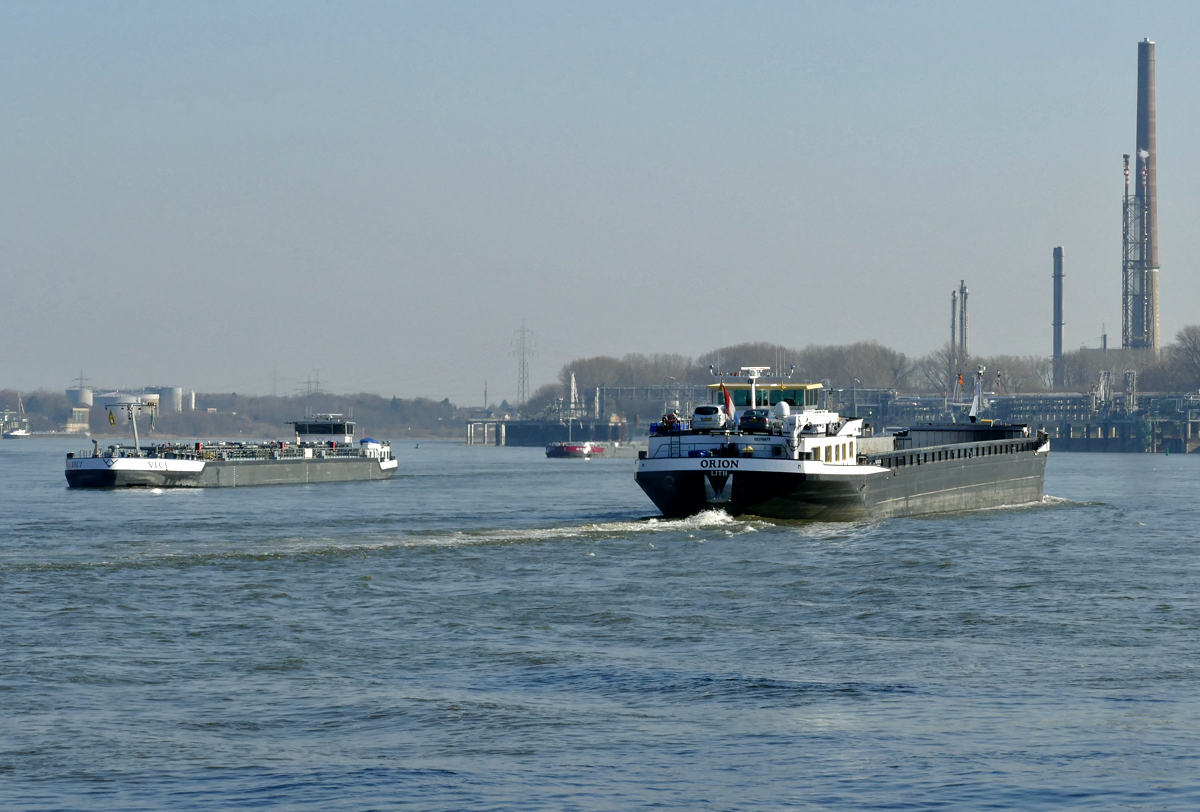 GMS  Orion  und TMS  Vici  auf dem Rhein bei Wesseling - 14.02.2017