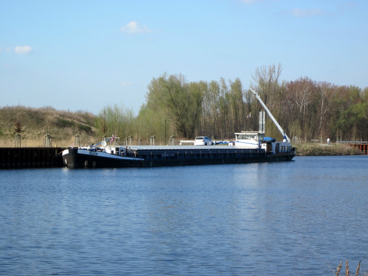 GMS Rügen (04031410 , 67 x 8,20) liegt am 27.03.2014 im Havelkanal bei Zeestow / Wustermark.
