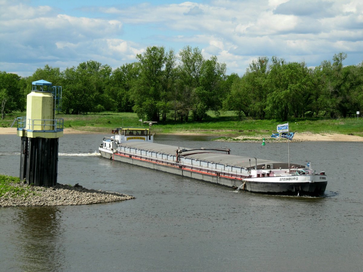 GMS Steinburg (04701090 , 85 x 8,20m) am 14.05.2019 auf der Elbe zu Tal und bog nach Steuerbord in den Niegripper Verbindungskanal zur gleichnamigen Schleuse ab.