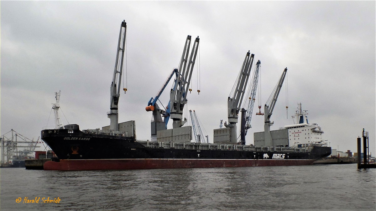 GOLDEN KAROO (IMO 9465423) am 16.7.2017, Hamburg, Elbe, Steinwerder Hafen, Kamerunkai  / 

Mehrzweckschiff / BRZ 30.469 / Lüa 200 m, B 30,2 m, Tg 10,9 m / 1 Diesel, Wärtsilä 7 RTA Flex 50 B 11.620 kW (15.803 PS), 17 kn / 2.000 TEU / gebaut 2013 bei Qingshan Shipyard, Wuhan, China / Eigner: MACS Maritime Carrier, Hamburg  / Flagge. Marshallinseln, Heimathafen: Majuro /

