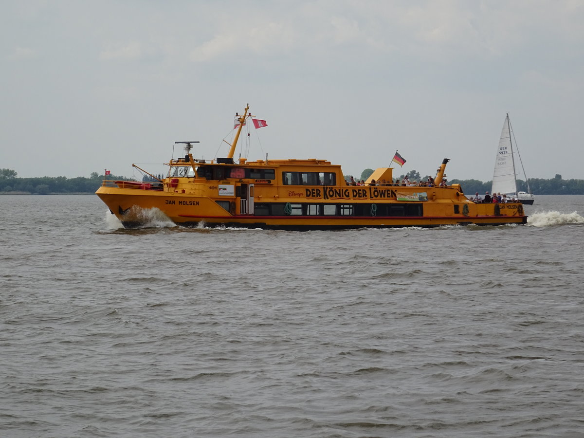 HADAG-Dampfer JAN MOLSEN auf der Elbe am 12.05.18