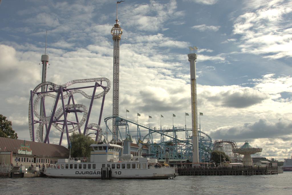 Hafen Fähre Djurgarden 10 am 20.09.2016 in Stockholm vor der Kulisse des dortigen Freizeit und Amüsiergartens.
