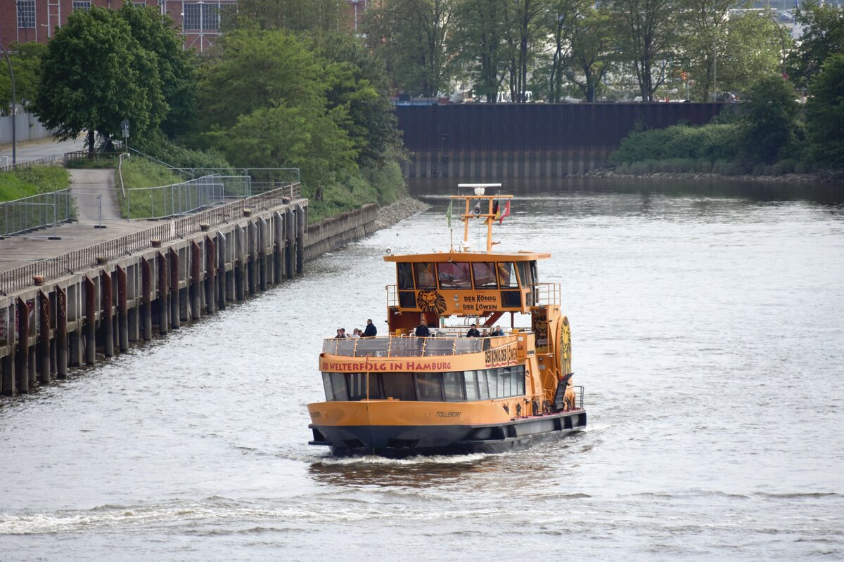 Hafenfähre TOLLERORT im Fährkanal von Steinwerder kommend (Hamburg/Deutschland, 24.05.2023)