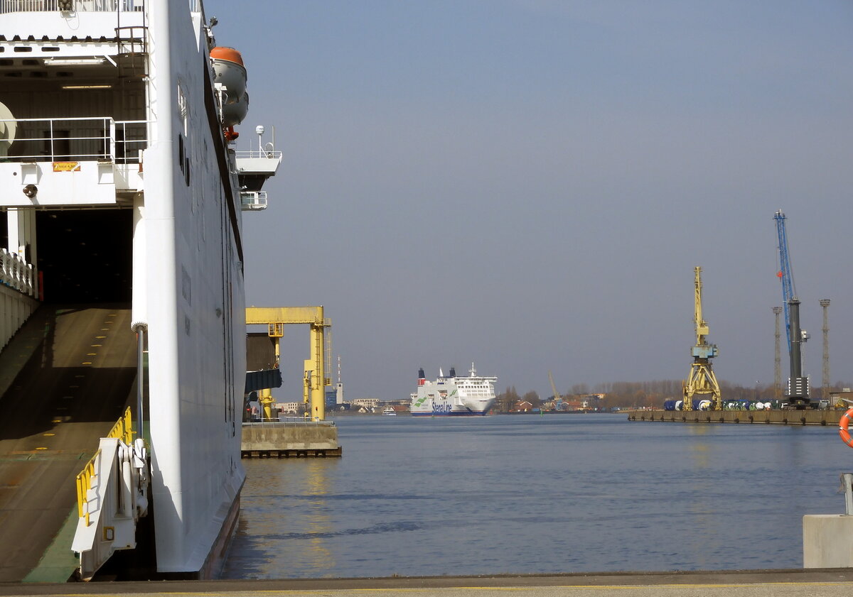 Hafenimpression Fährhafen Rostock am 22.03.22. Im Bild MS DROTTEN und MS SKANE.