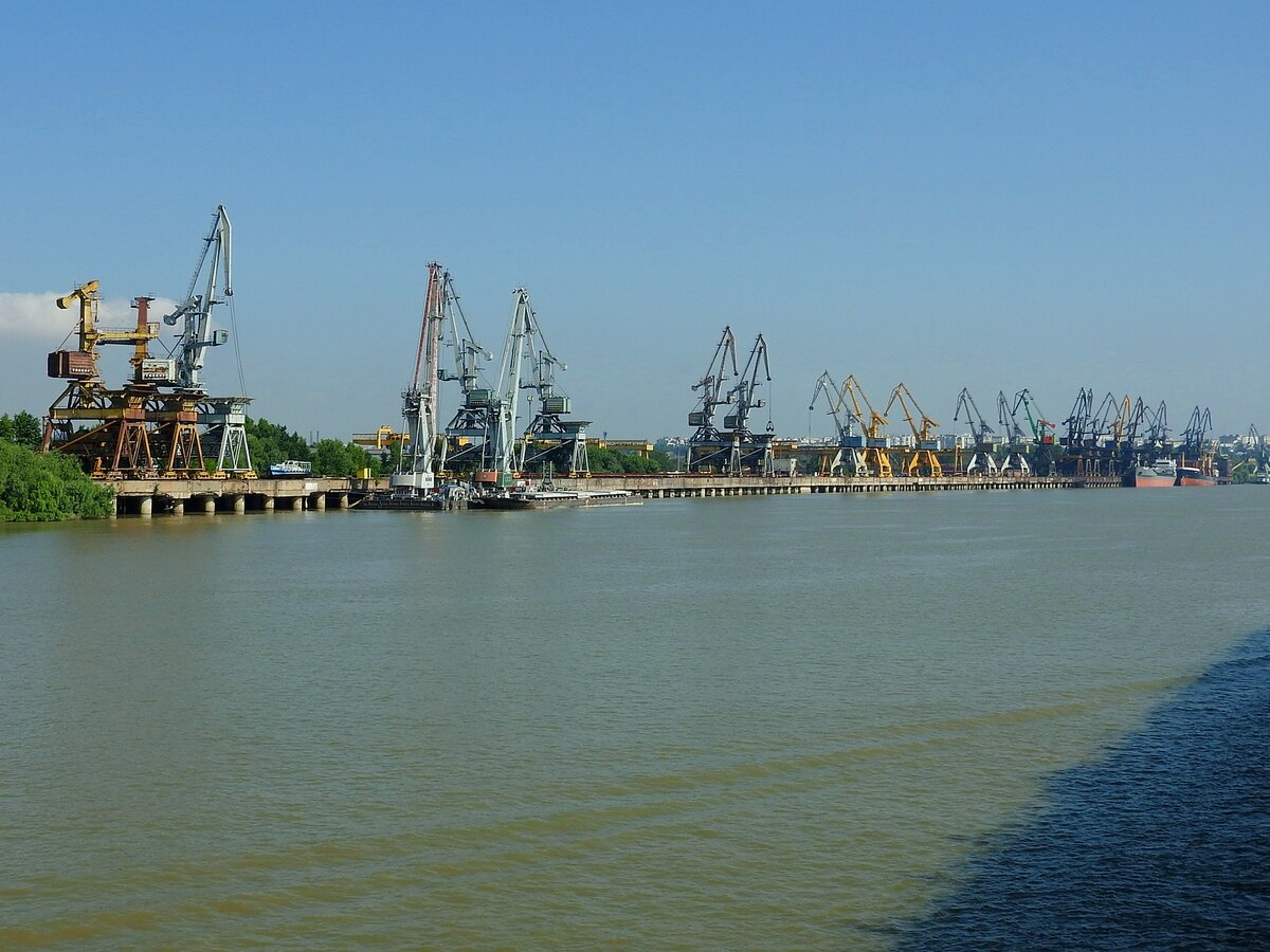 Hafenkräne  sozusagen fast im Spalier entlang der Donau nächst Galati; 230704