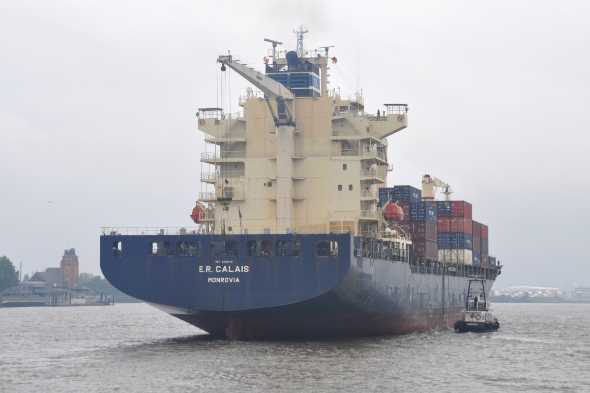 HAMBURG, 01.09.2014, Containerschiff E.R. Calais aus Monrovia/Liberia in Richtung Nordsee, rechts ein Lotsenboot